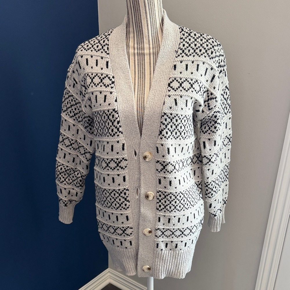 Evereve Gray & Black Geometric Knit Cardigan